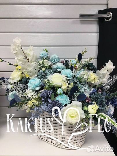 Венки из живых и декоративных цветов траурные