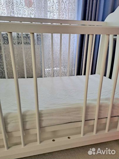 Детская кроватка с маятником