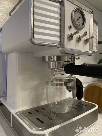 Кофеварка рожковая Polaris PCM 1538E, белая