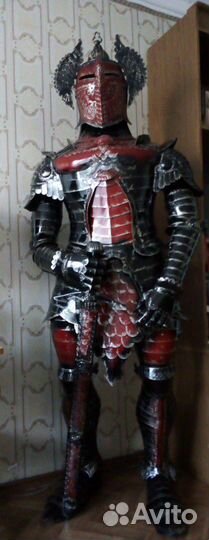 Рыцарь в доспехе-витринная скульптура