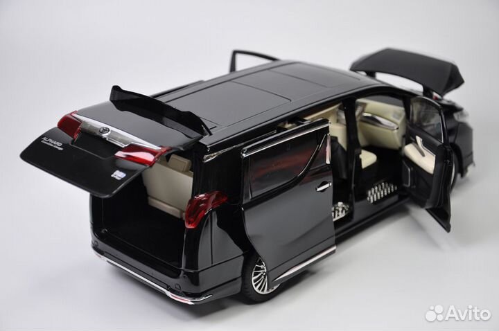 Модель автомобиля Toyota Alphard 1:18 металл