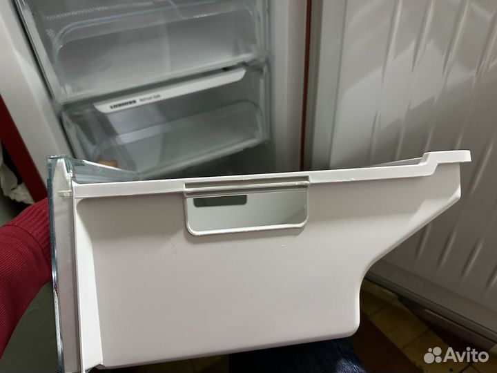 Ящик в морозильную камеру Liebherr (они на фото)