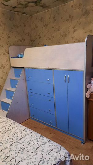 Детская кровать чердак со столом и шкафом