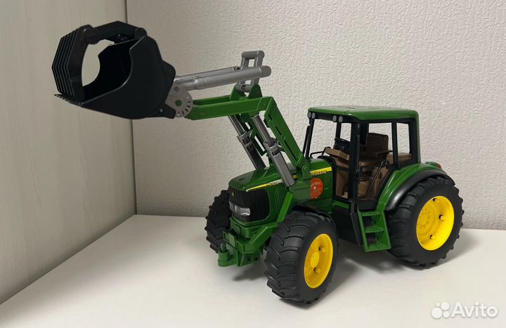 Bruder Трактор John Deere