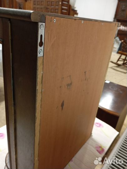 Витрина настенная