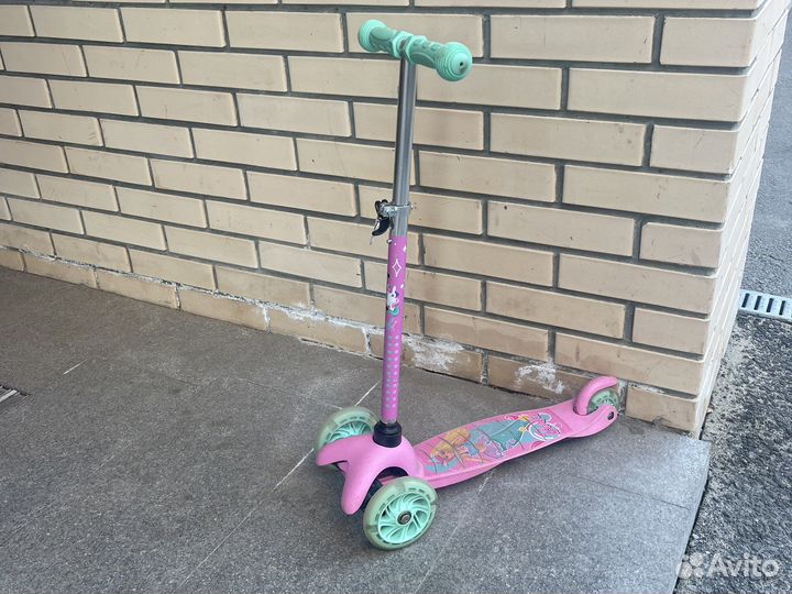 Детский трехколесный самокат Barbie розовый