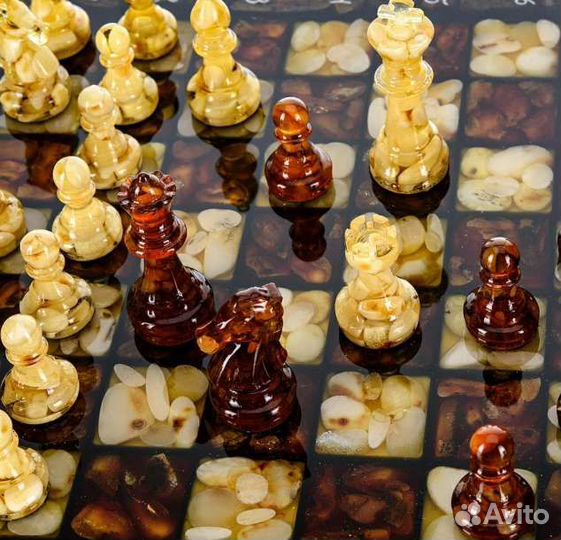 Шахматы из янтаря