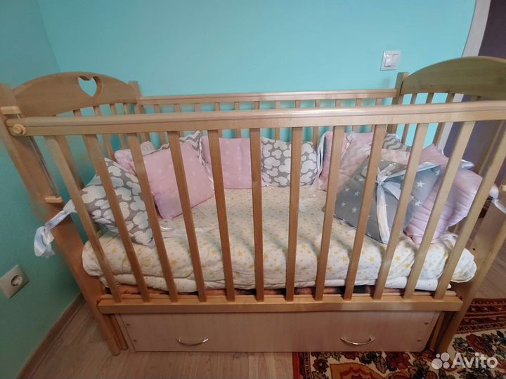 Детская кроватка с маятником