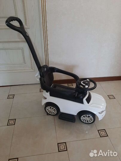 Машинка каталка с родительской ручкой