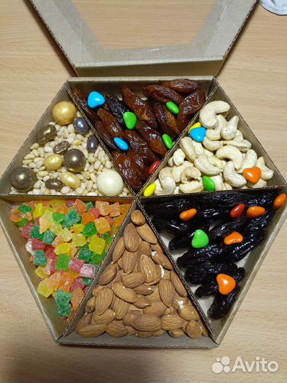 Подарочный набор из сухофруктов и орехов