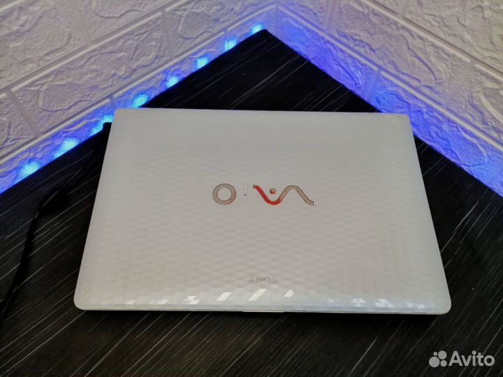 Прекрасный ноутбук Sony для офисных работ