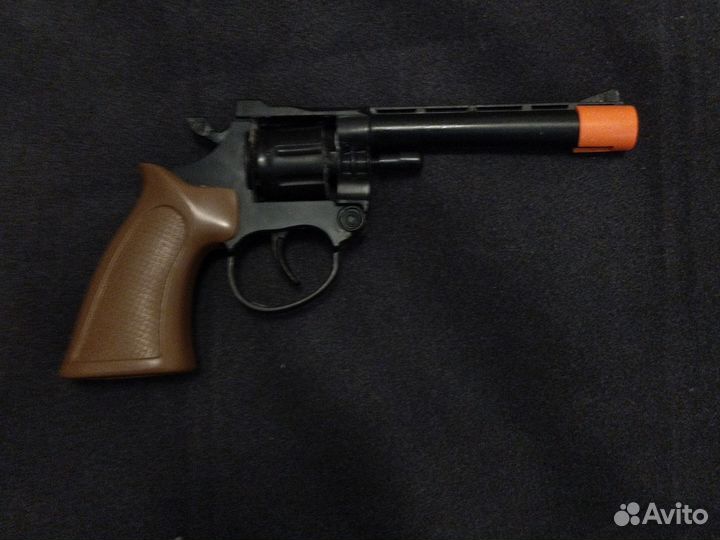 Пластиковый пистолет на пистонах