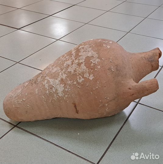 Старинный глиняный кувшин / амфора
