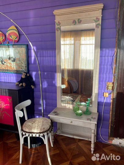 Старинное зеркало. Венский стул