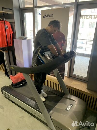 Ремонт беговой дорожки Technogym. Сборка