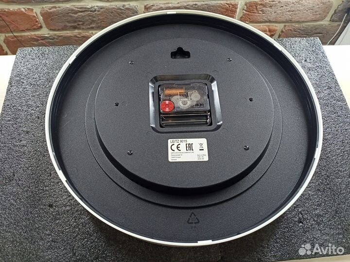 Часы настенные кварцевые Leitz Wow белый