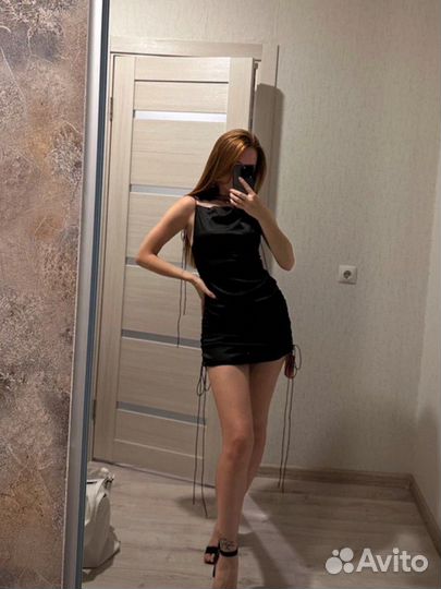 Атласное вечернее чёрное платье