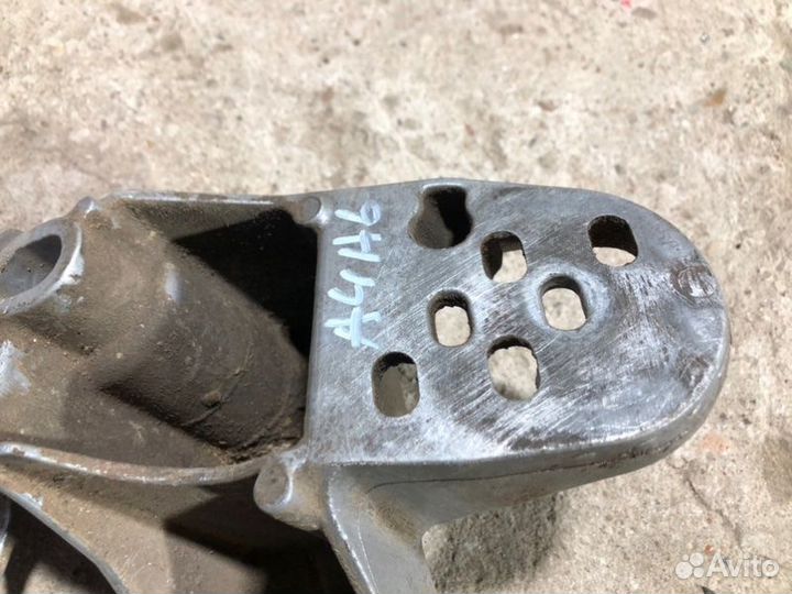 Кронштейн опоры двигателя левый Audi A4 B6/8E 1.8