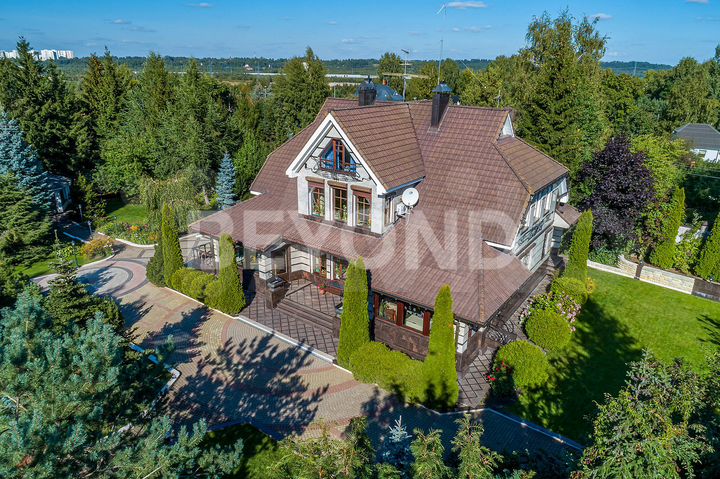 Дом 557 м² на участке 36 сот.