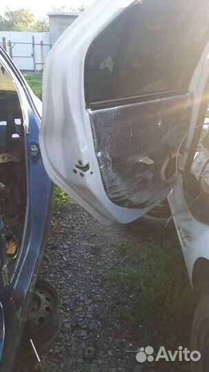 Задняя левая дверь renault logan