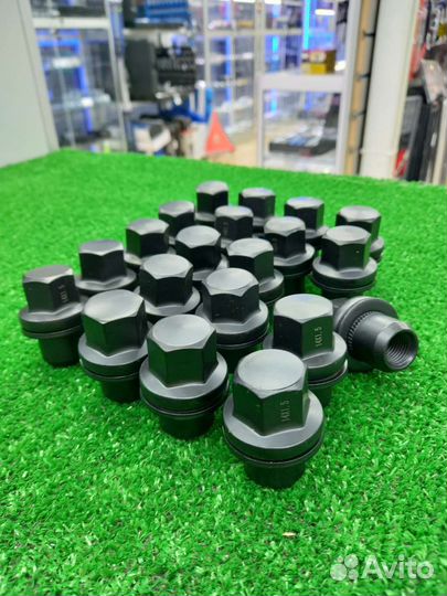 Комплект черных гаек на Range Rover Sport