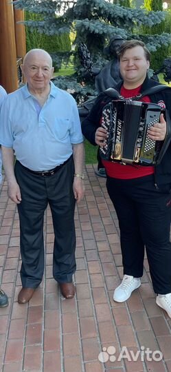 Певец-баянист Антон Малышев