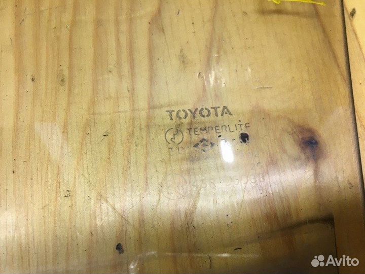 Стекло боковое переднее правое Toyota Corona ST190