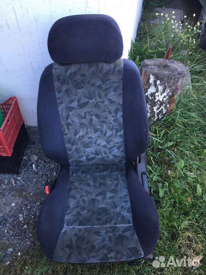 Кресло переднее левое на Mazda familia 97г