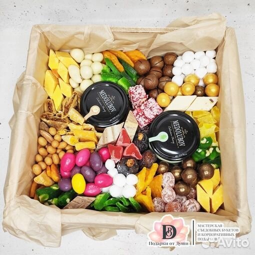 Подарочный набор с орехами, сухофруктами, ягодами