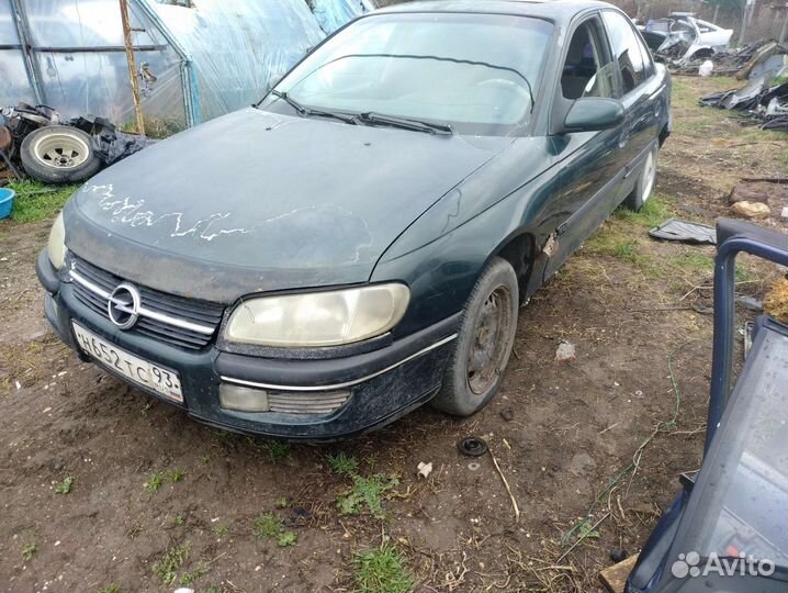 Опель Омега б капот