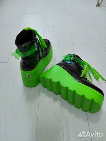 Ботинки женские лакированные,на толстой подошве