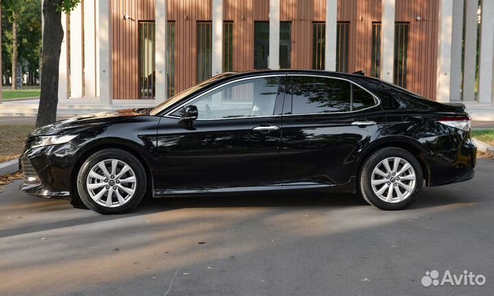 Аренда Toyota Camry XV70 (2017—2021) от одной минуты в Москве