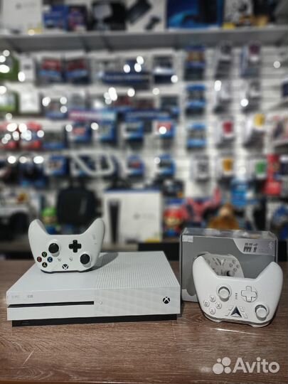 Xbox One S 1000gb + два геймпада