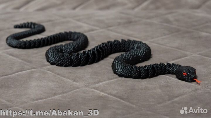 Реалистично выглядящая гремучая змея