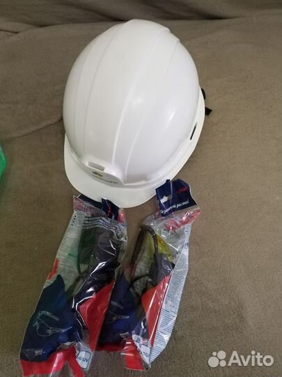 Шапка, каска, очки