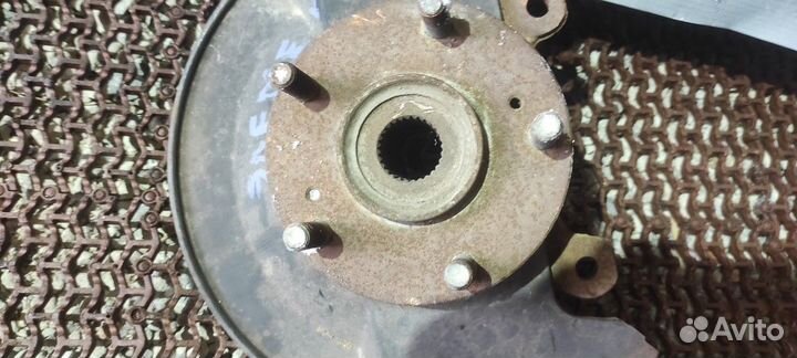 Кулак поворотный левый элемент Honda Element