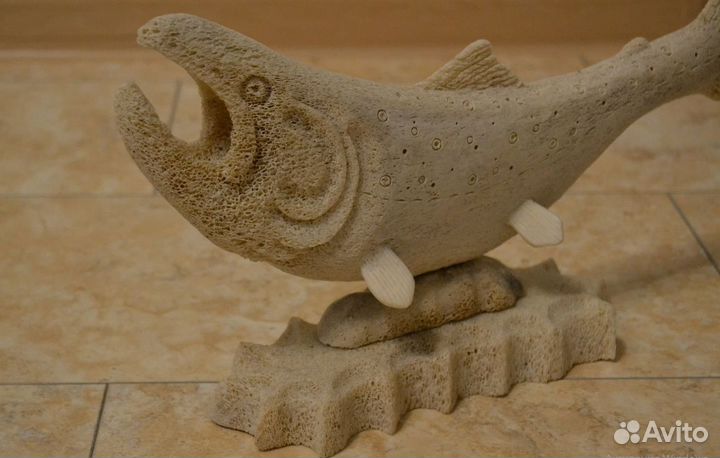 Статуэтка рыбы из кости. бивня. Кета. Лосось