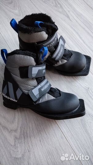 Лыжи с палками и ботинками для первоклассника