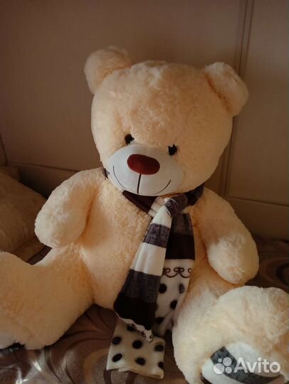 Большой плюшевый медведь