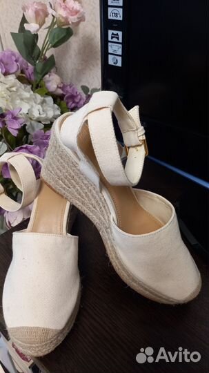 Босоножки на танкетке 40