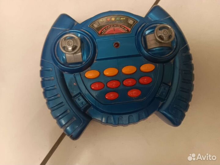 Робот на управление игрушечный