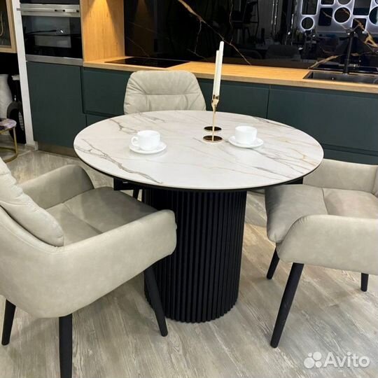 Стол стеклянный надежный механизм