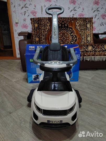 Машинка-каталка с родительской ручкой