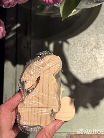 Много деревянных заготовок для Пасхи из дерева