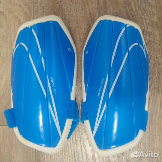 Футбольные щитки Nike Charge