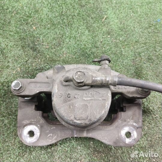 Суппорт тормозной передний левый Toyota Camry 40