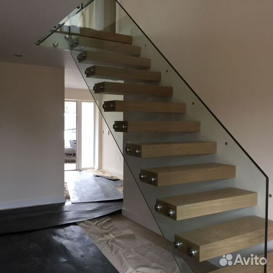 Стеклянное ограждение с установокой