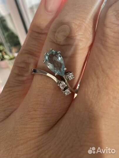 Золотое кольцо с аквамарином и бриллиантами 750 пр