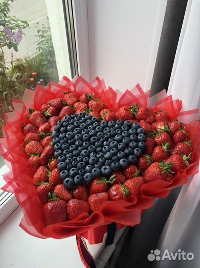 Букет сердце из клубники и голубики