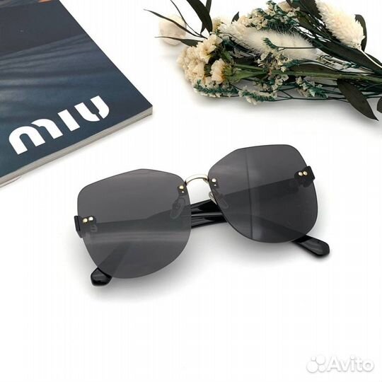 Солнцезащитные очки женские miu miu